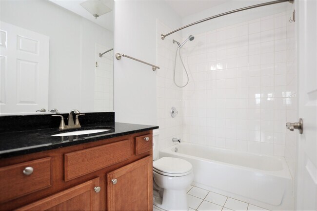 Building Photo - 3000 W Lawrence Ave