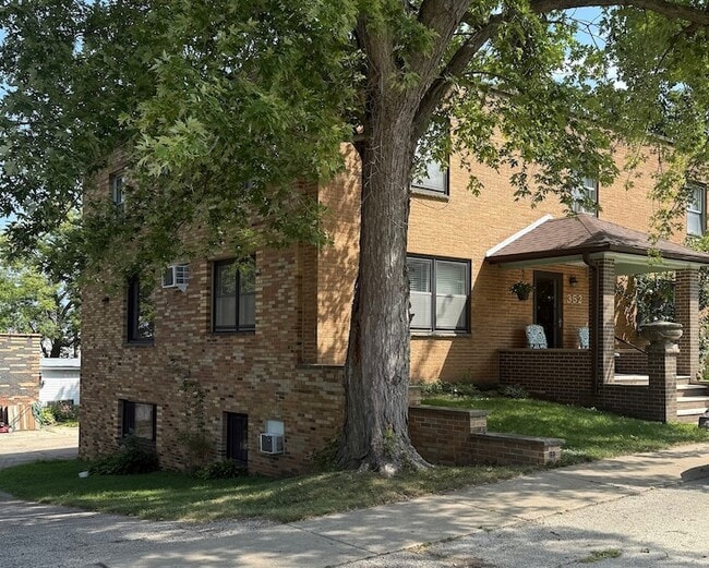 Primary Photo - 352 Washington Ave