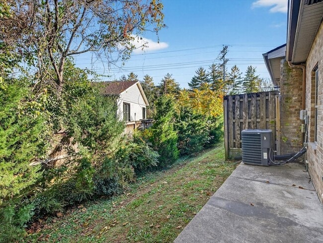 Building Photo - 110 Velena St