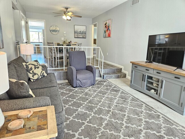 Building Photo - Seasonal Short-term 2 Bedroom 2 Bathroom Condo located on Venice Island with beach access!