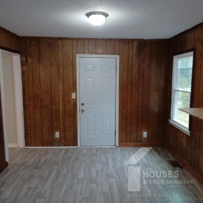 Building Photo - 714 Farley Ave