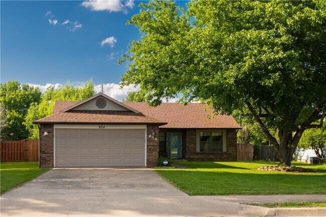 Building Photo - 654 Terry Ave