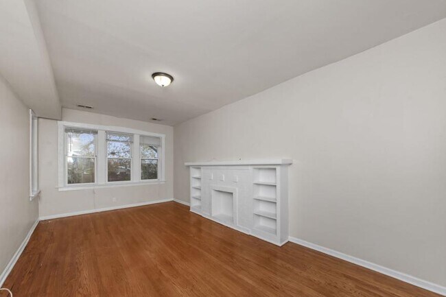 Building Photo - 1 bedroom in Chicago IL 60625