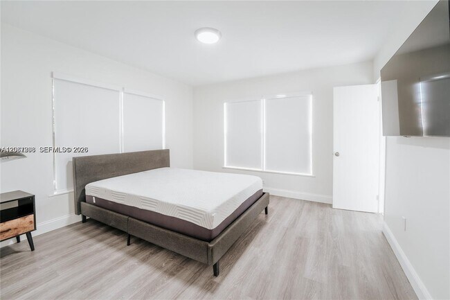 Building Photo - 11080 Peachtree Dr
