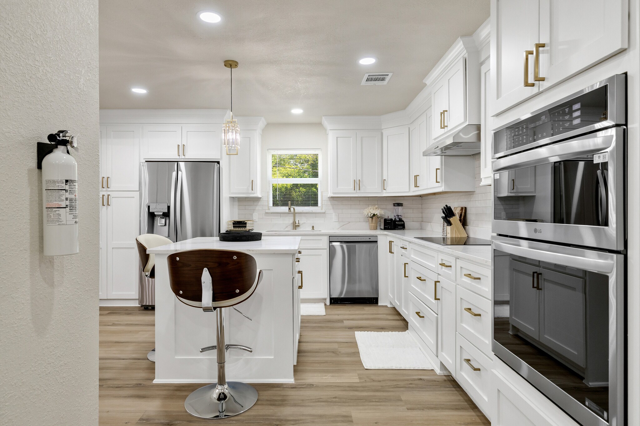 Building Photo - 9690 Fallbrook Dr