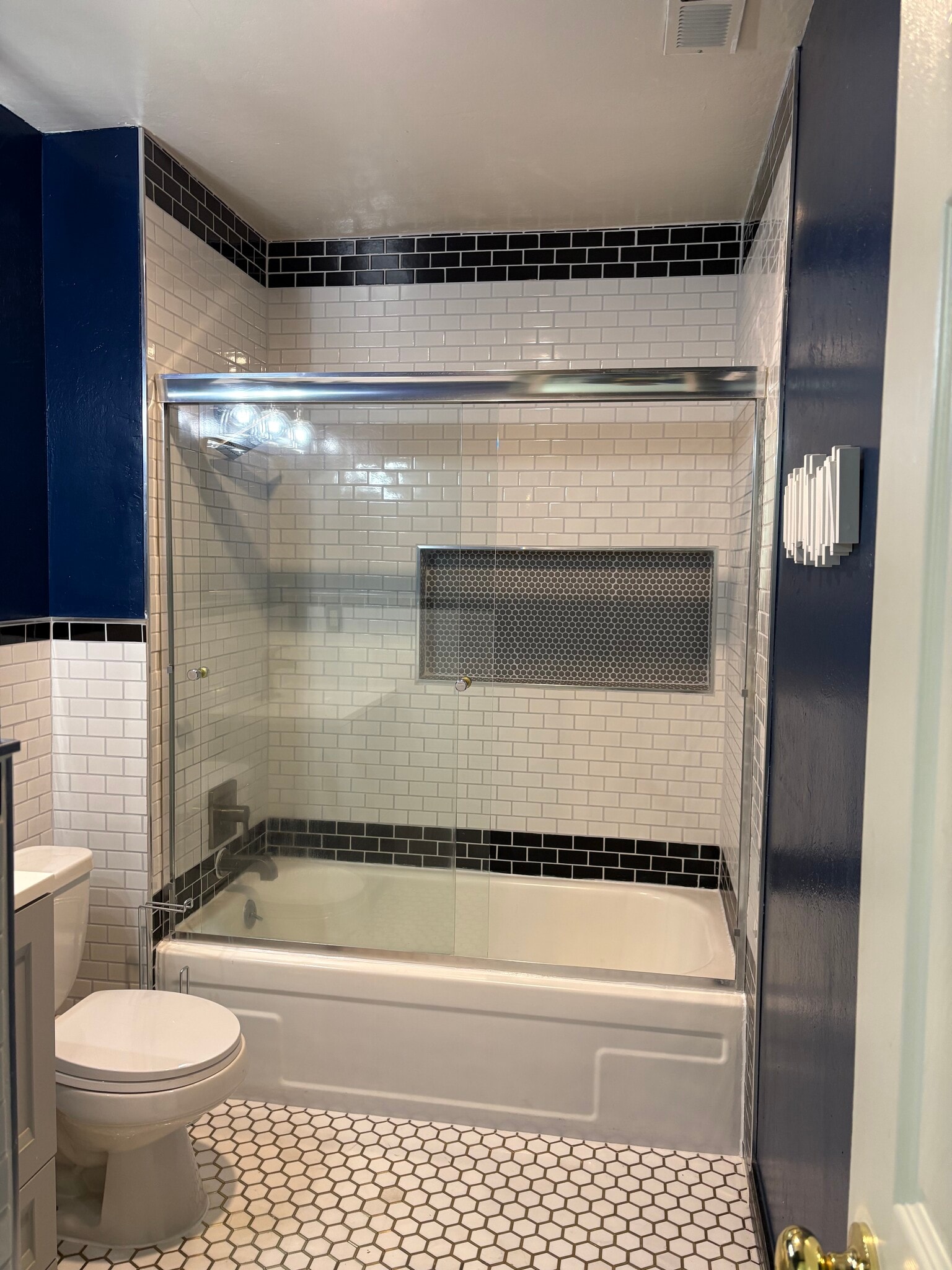 Bathroom 1 - 4128 Ravenwood Pl
