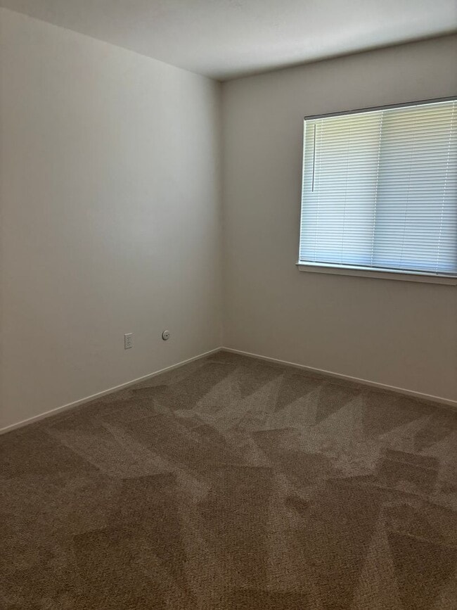Building Photo - Clean 2 bedroom 1 bath
