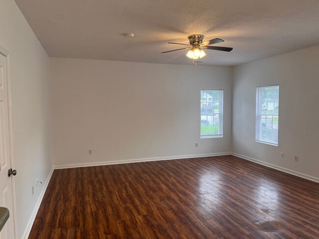 Building Photo - 3 Bedroom 2 bath Single Family Home locate...