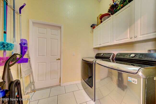 Building Photo - 571 Priscilla Pl