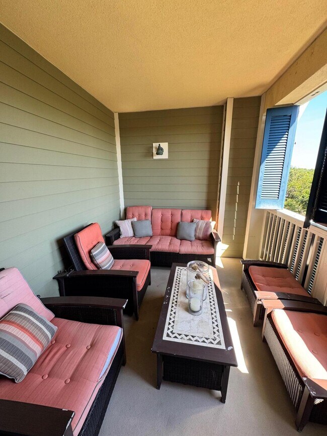 Building Photo - 1732 W County Hwy 30A