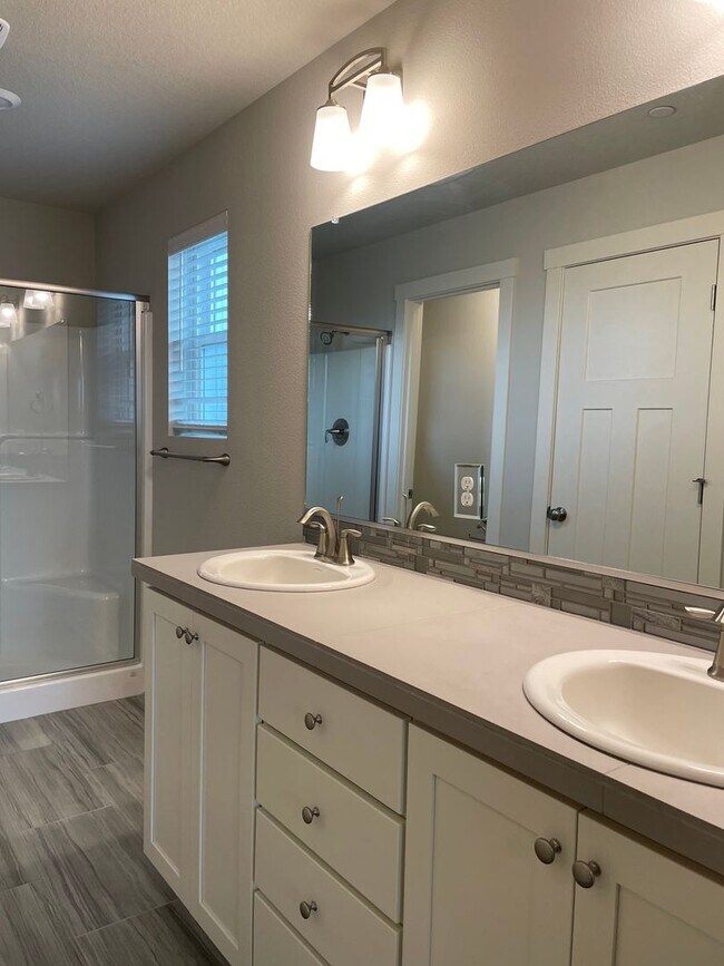 Building Photo - Lovely 4 Bed 2.5 Bath Home! Located near t...