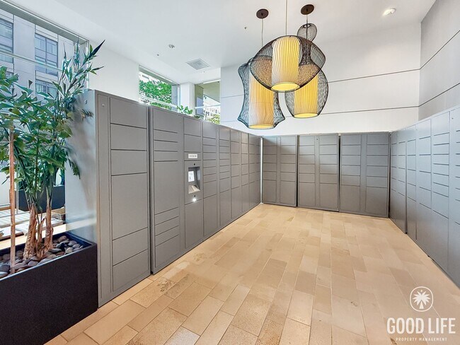 Building Photo - Downtown Luxury Living – 2B/2BA Condo with...