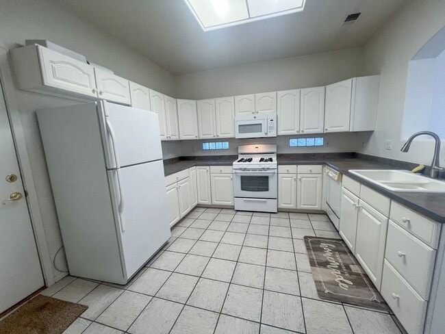 Building Photo - TOWNHOME - COTTONWOOD - Cottonwood Square Commons