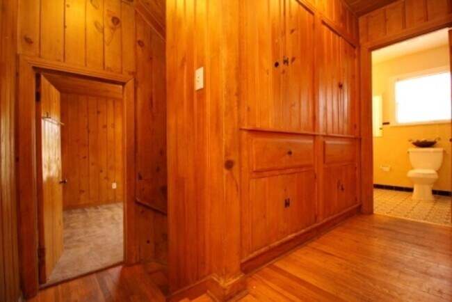 Building Photo - FOUR bedroom in Prime Location!
