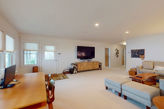 Building Photo - 18 Eastward
