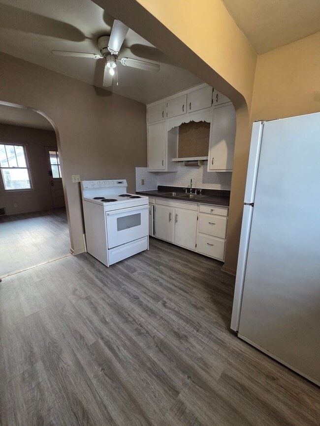 Building Photo - 304 Lake St