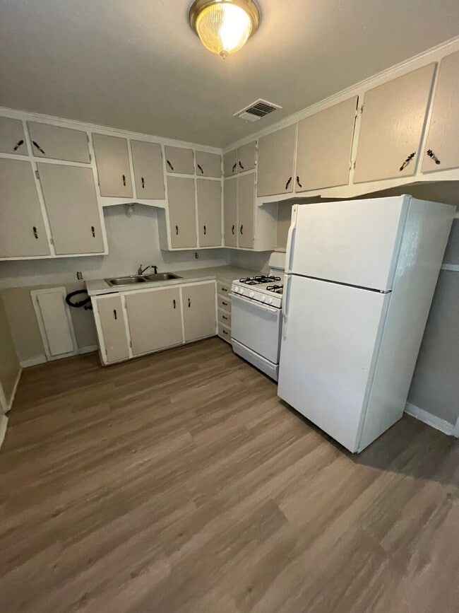 Building Photo - Beautiful House Located Within Minutes Of ...