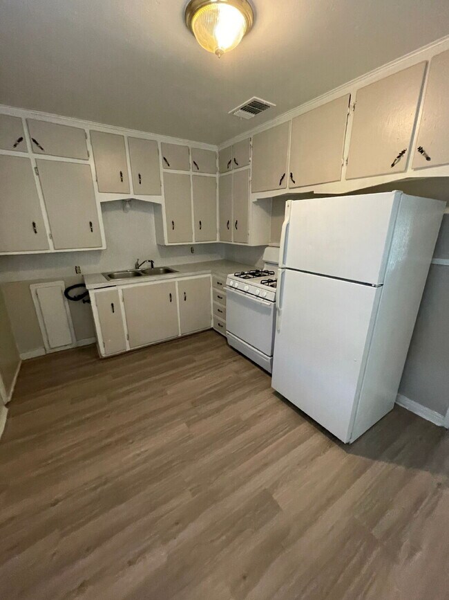 Building Photo - Beautiful House Located Within Minutes Of Junior High & High School!