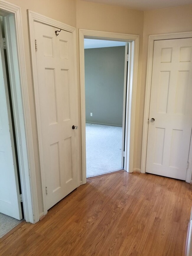 Building Photo - Mayflower Condo for Rent
