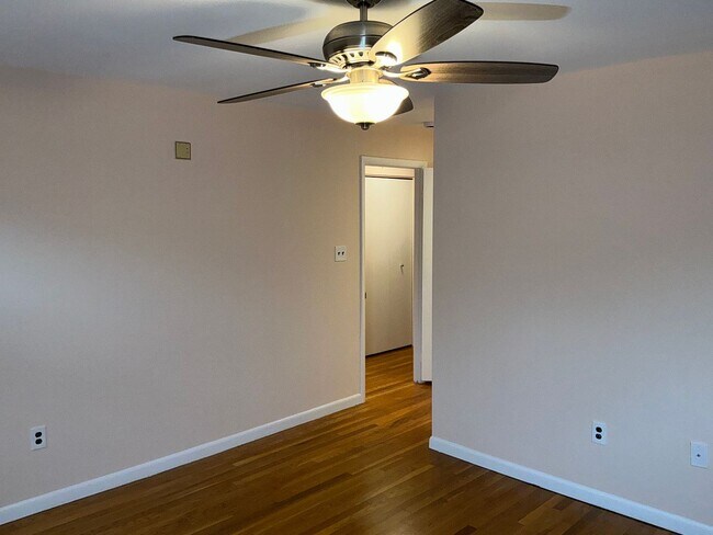 Building Photo - Very well maintained 4BR 2.5BA 5 level spl...