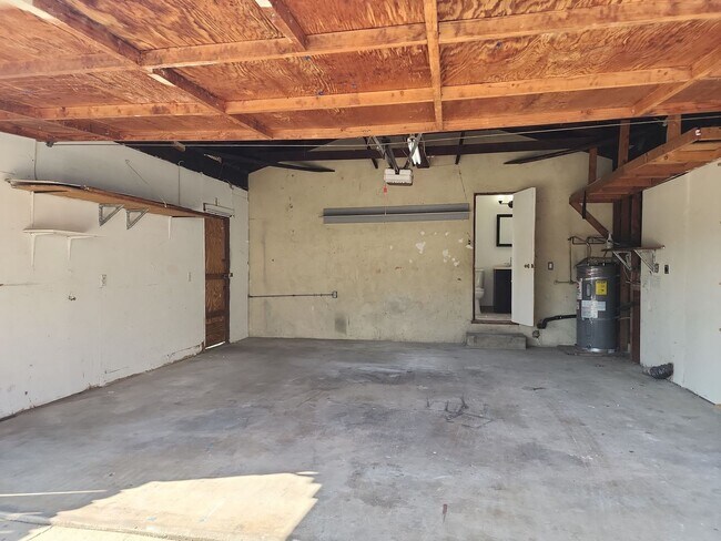 Building Photo - 6040