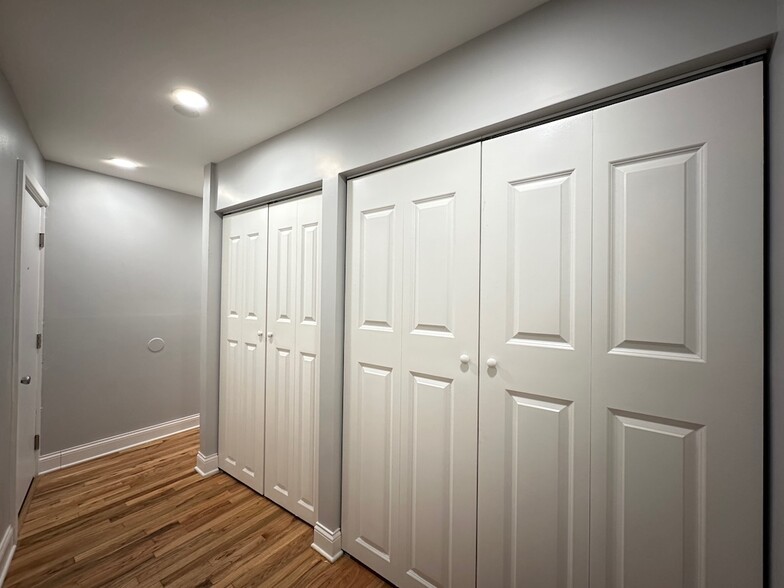 Building Photo - 6954 N Sheridan Rd