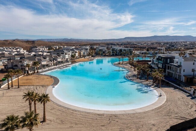 Building Photo - Desert Color Townhome!