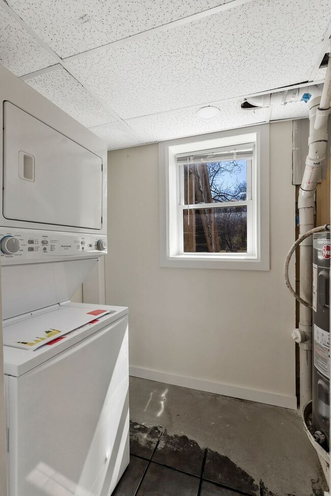 Building Photo - Renovated 1 Bed 1 Bath basement apartment....