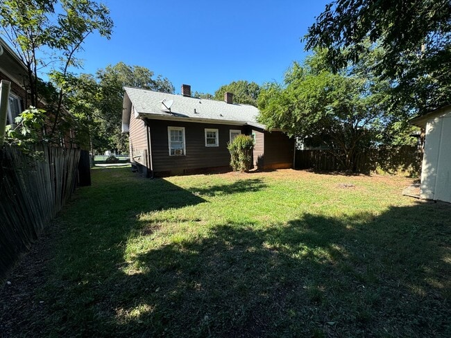 Building Photo - Nice 3 bedroom 1 bathroom House