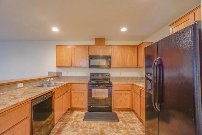 Building Photo - THREE BEDROOM TOWNHOUSE