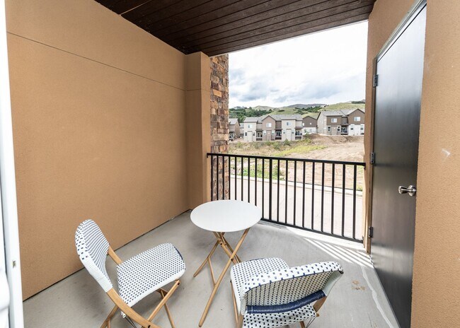 Building Photo - Top Floor 1 Bed with amazing Mt. Views near Nature