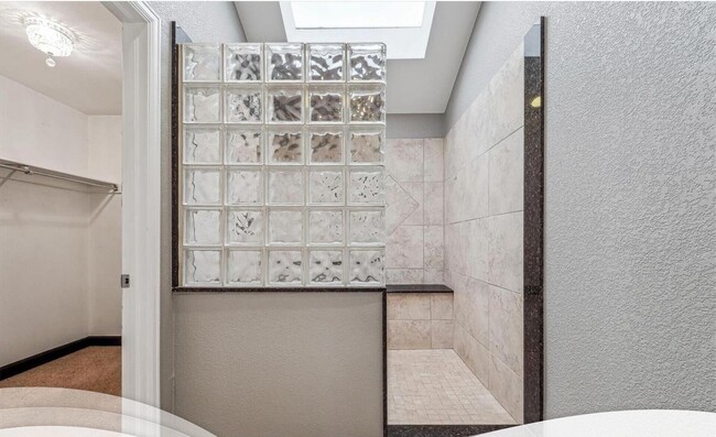 Building Photo - Gorgeous 2+ Bedroom 3 Bath Townhouse with ...