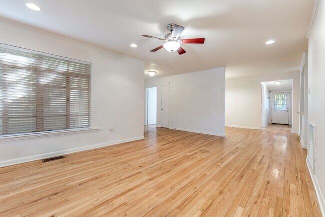 Building Photo - 3-BEDROOM HOME IN FANTASTIC ALAMO HEIGHTS ...