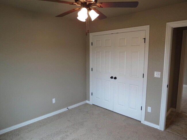 Building Photo - 3 Bedroom 2 bath in Prairie Grove! Corner ...