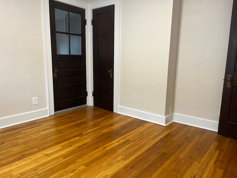 Building Photo - 242 Forest Hill Dr