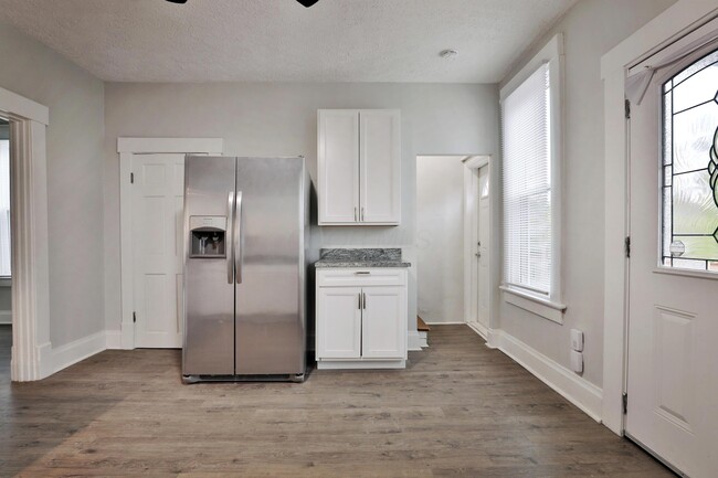 Building Photo - 628 E Whittier St