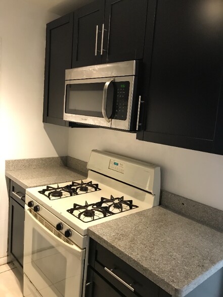 Building Photo - 6904 N Kendall Dr