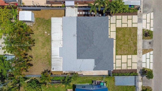 Building Photo - 921 NW 30th Ct