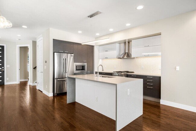 Building Photo - 3BD, 4BA Sunnyside Home With Office and Rooftop Deck