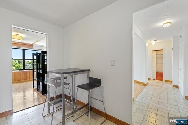 Building Photo - 2352 Linwood Ave