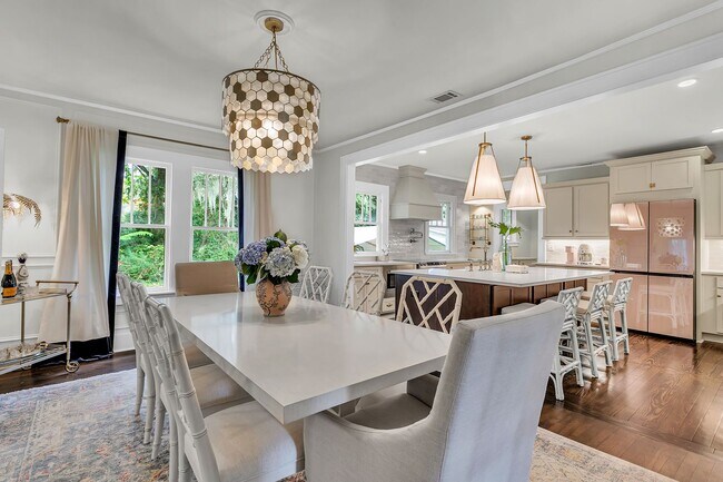 Building Photo - Completely Renovated Charming - 3 bedroom 2 bathroom home - 1108 Bonventure Rd, Savannah GA