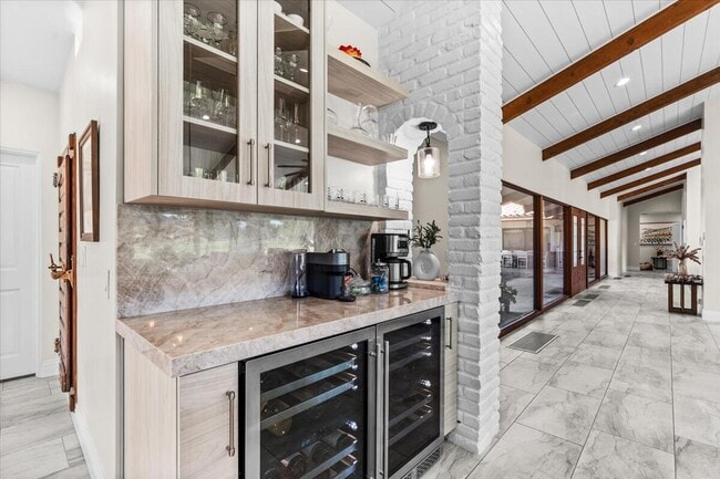 Building Photo - 48731 San Vicente St