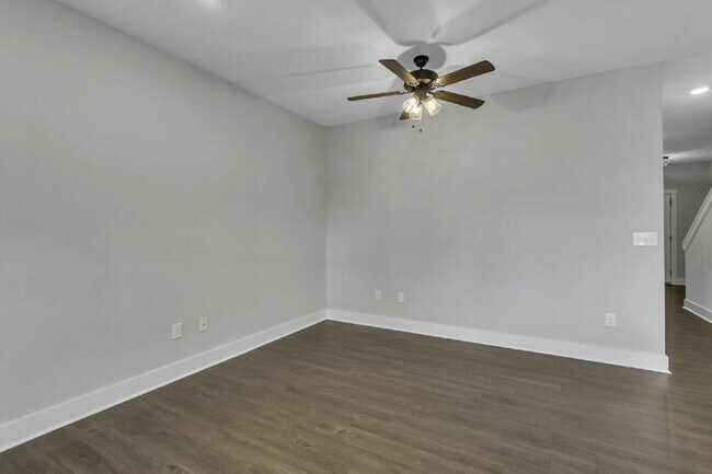 Building Photo - Charming 3-Bedroom Townhouse Retreat in Travelers Rest