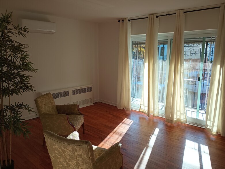 Family room and terrace - 819 Brooklyn Ave