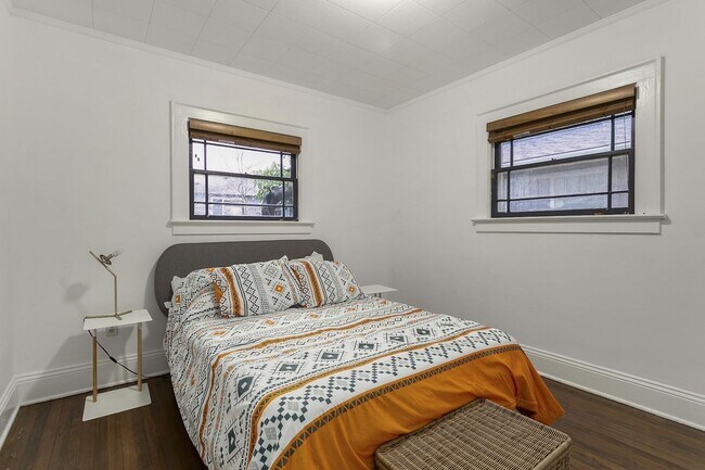 Building Photo - 3 bedroom, 2 bath gorgeous home now available by Mt. Tabor Park in SE Portland!