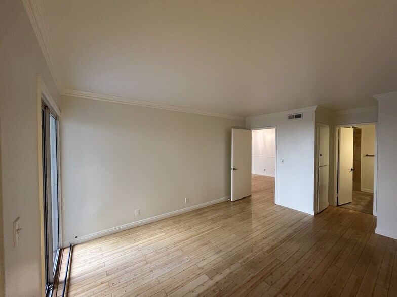 Building Photo - 552 N Bellflower Blvd