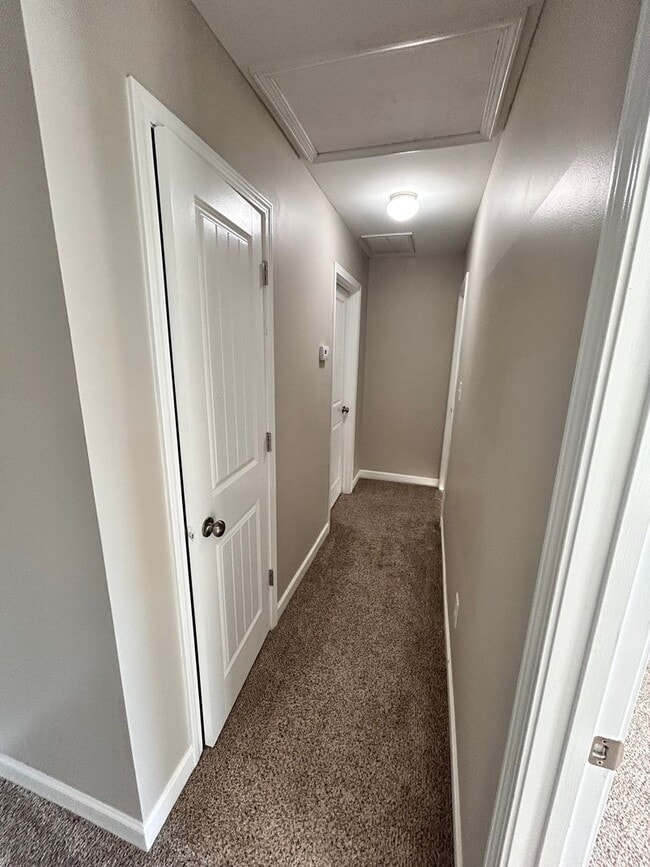 Building Photo - Large family rental available in Maple Hill