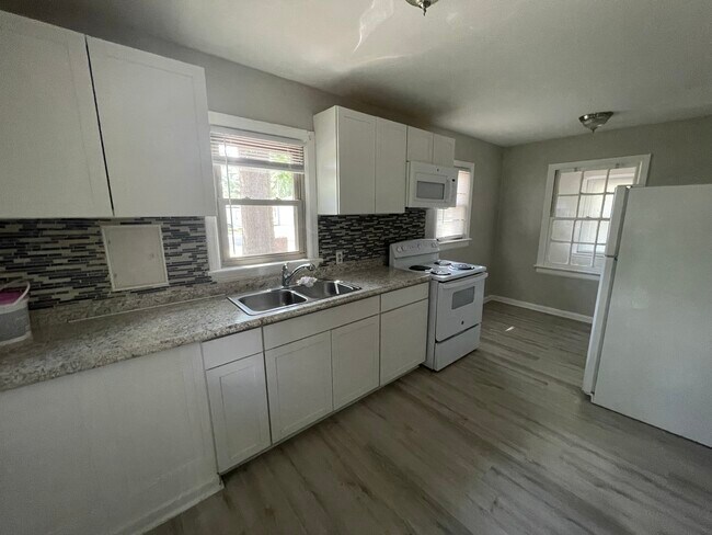 Kitchen - 1401 Rosewood Ave