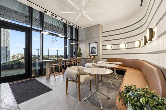 Building Photo - 610 Davis St