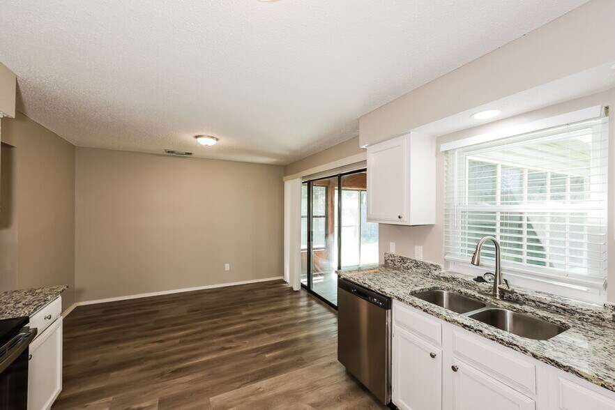 Building Photo - 2533 Bentley Dr